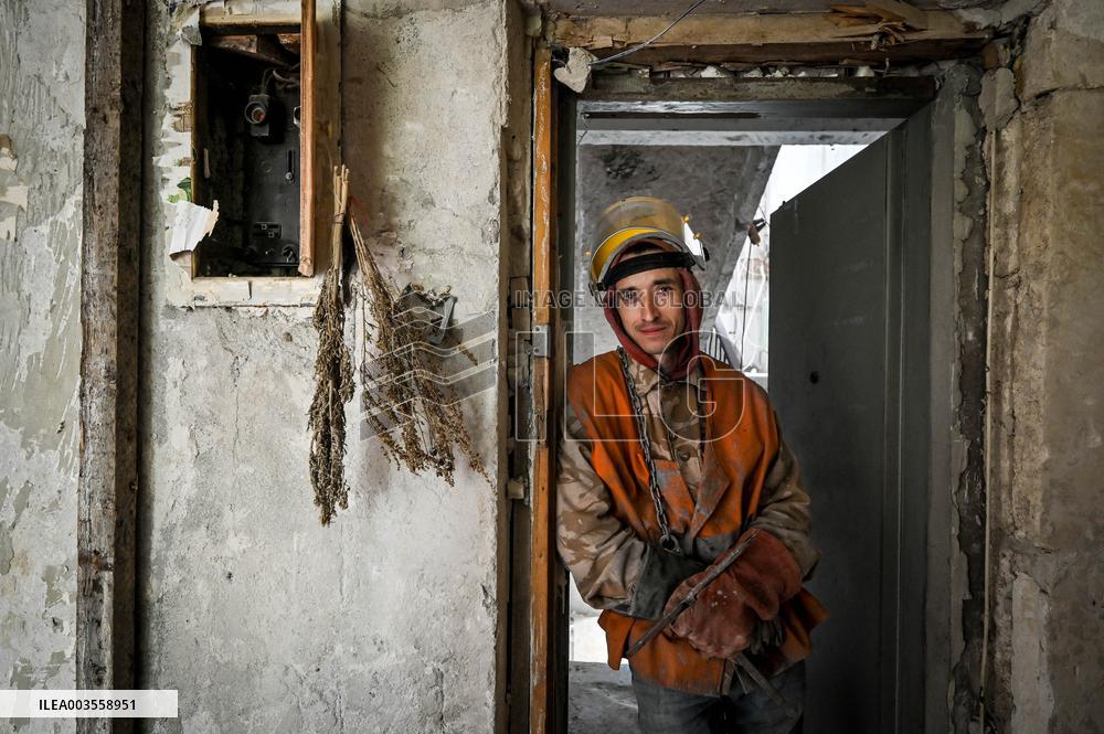 Reconstruction of apartment building damaged by Russian shelling continues in Zaporizhzhia