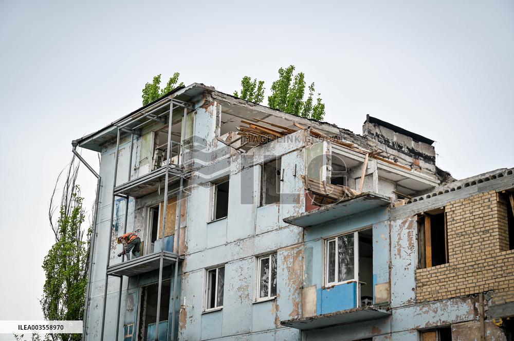 Reconstruction of apartment building damaged by Russian shelling continues in Zaporizhzhia