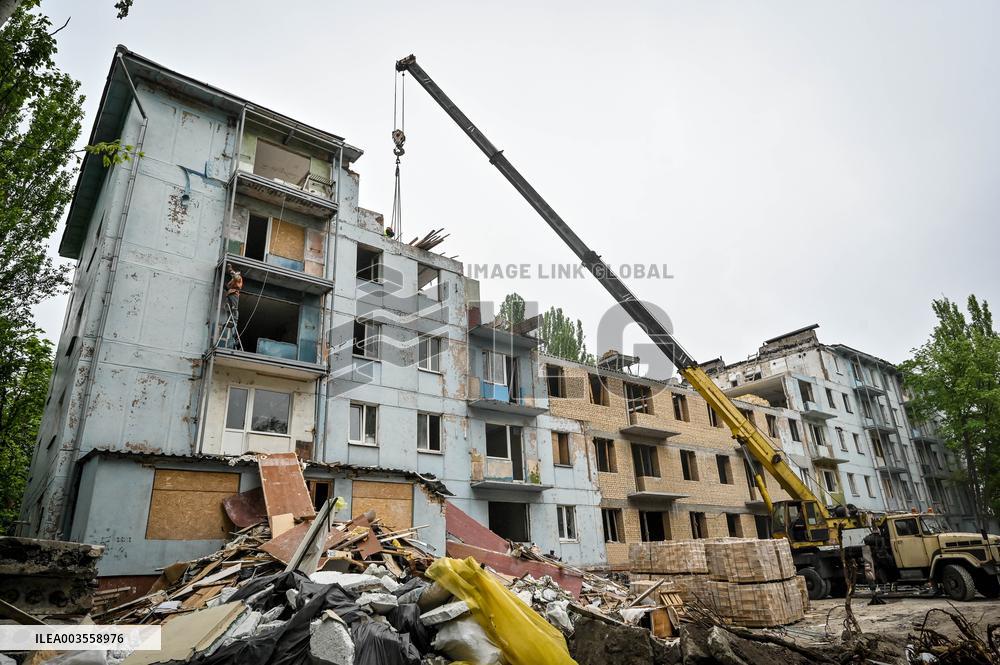 Reconstruction of apartment building damaged by Russian shelling continues in Zaporizhzhia