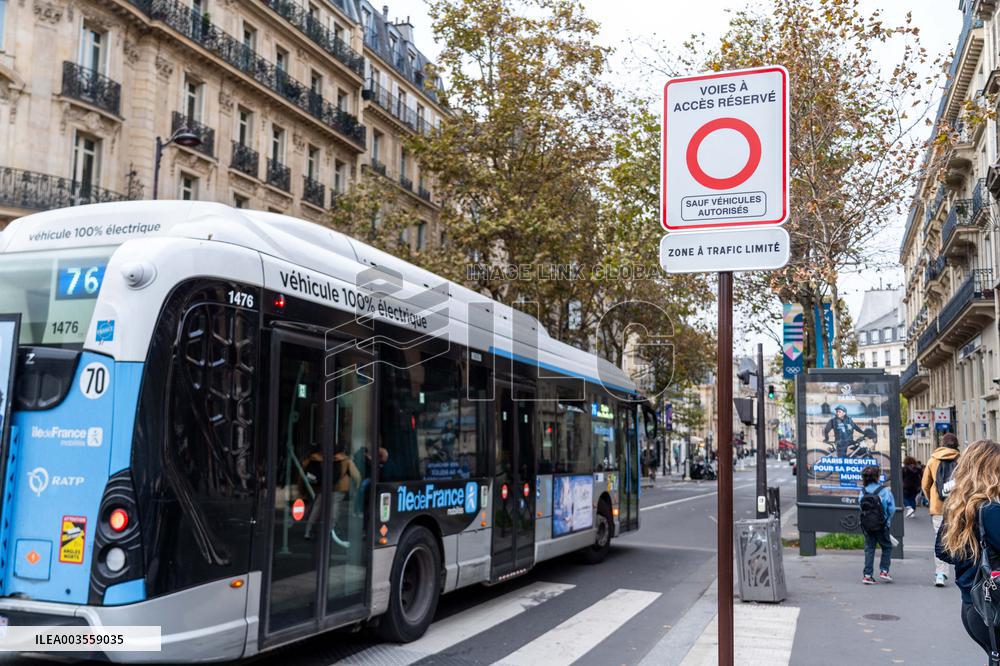 Limited Traffic Zone sign - Paris