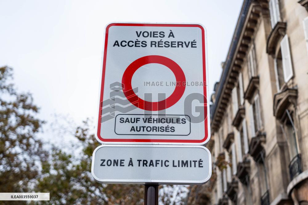 Limited Traffic Zone sign - Paris