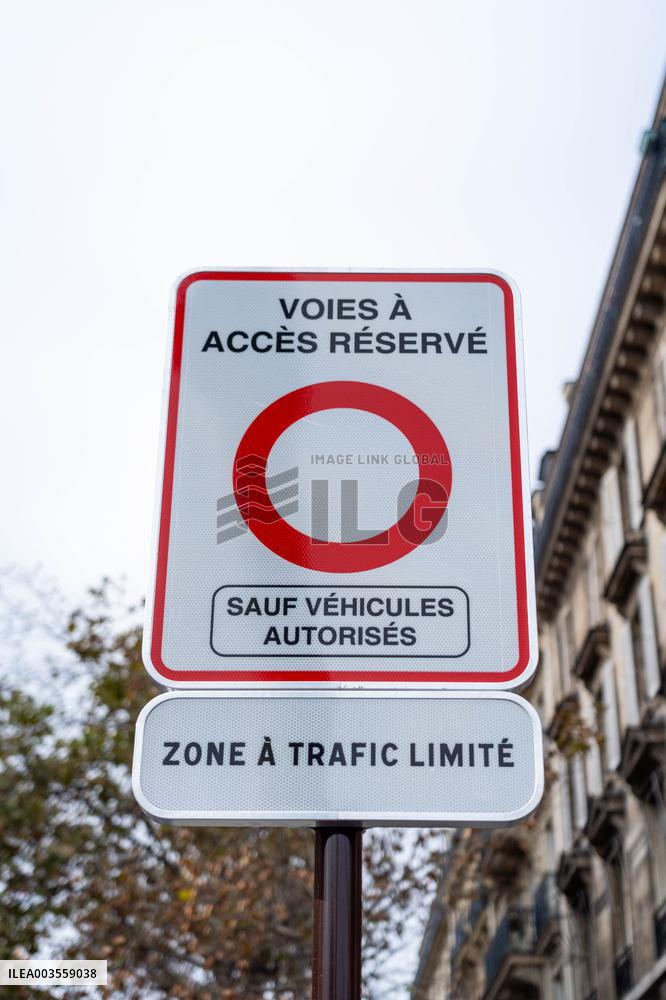 Limited Traffic Zone sign - Paris