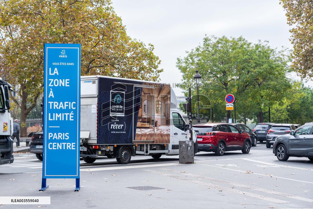 Limited Traffic Zone sign - Paris