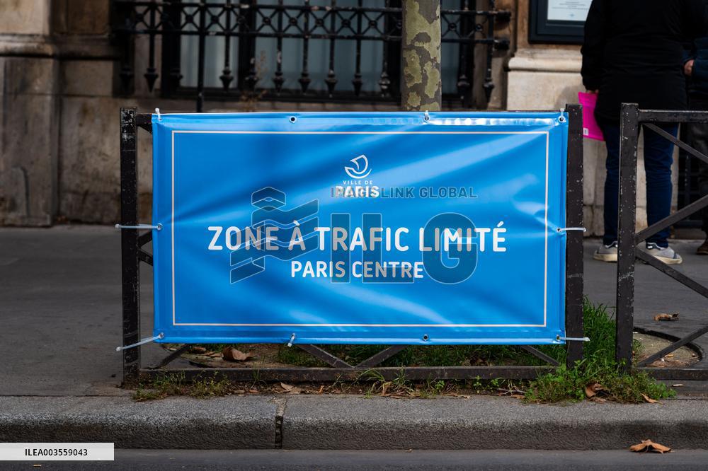 Limited Traffic Zone sign - Paris