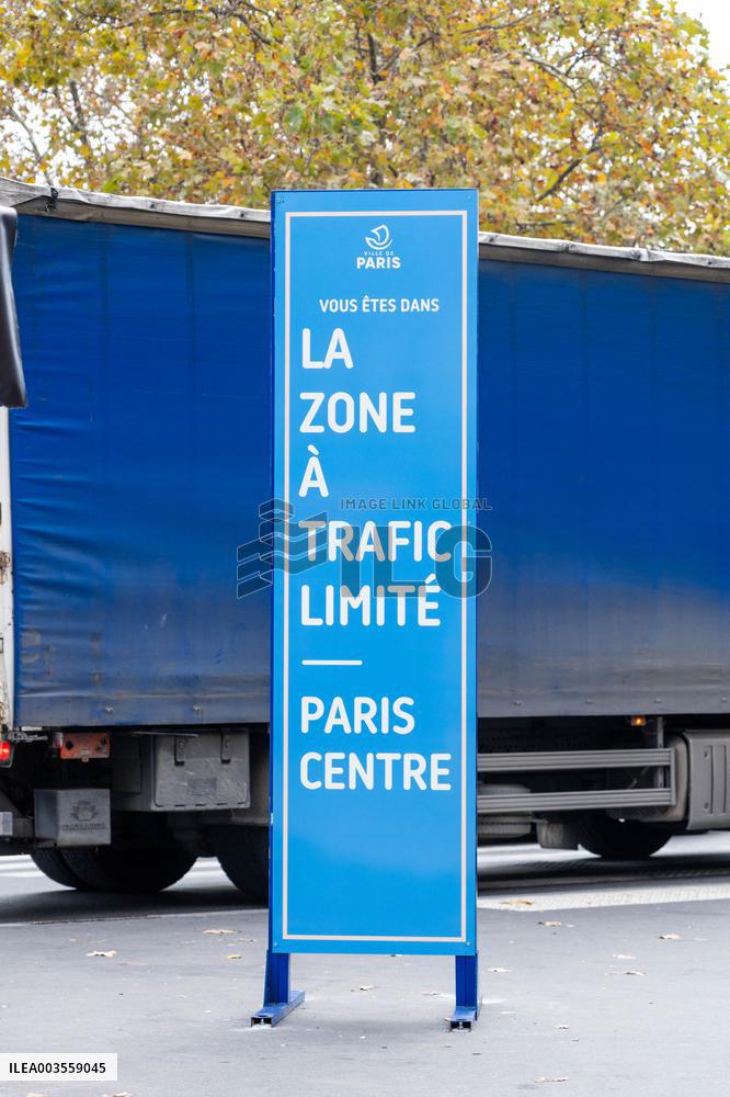 Limited Traffic Zone sign - Paris
