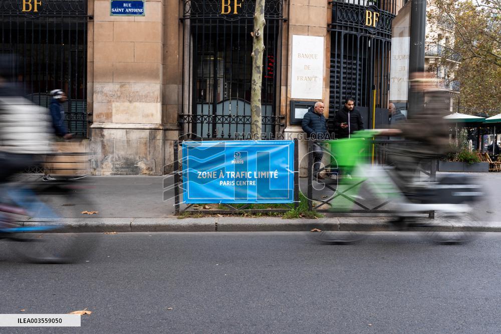 Limited Traffic Zone sign - Paris