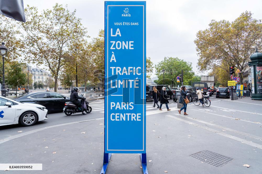 Limited Traffic Zone sign - Paris