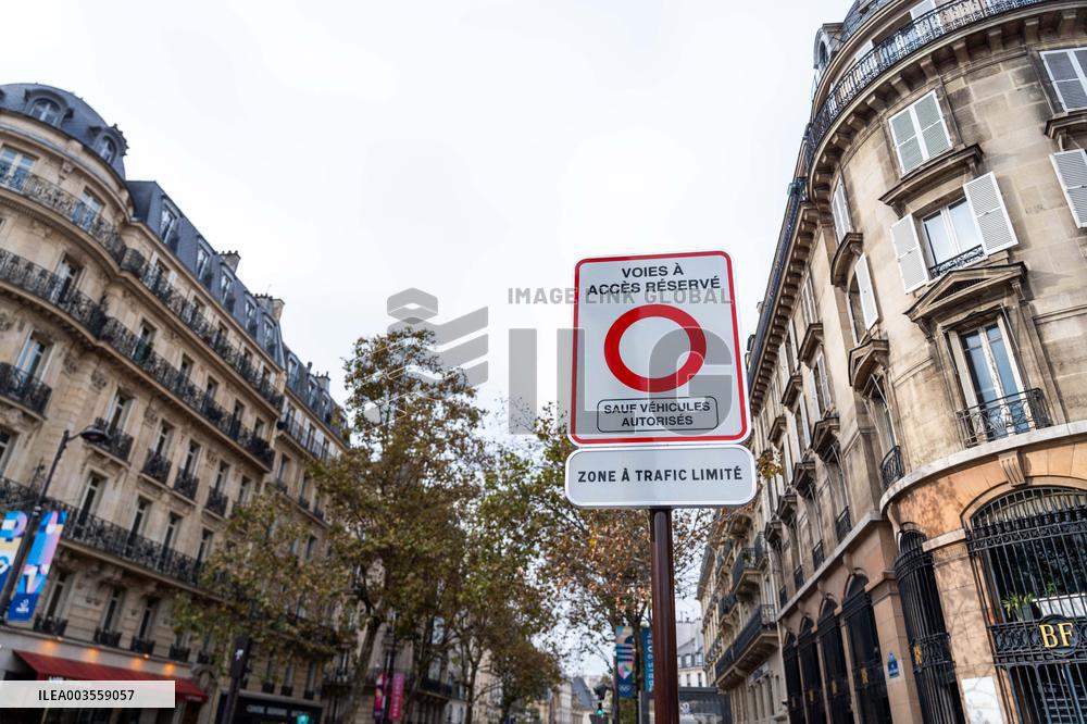 Limited Traffic Zone sign - Paris