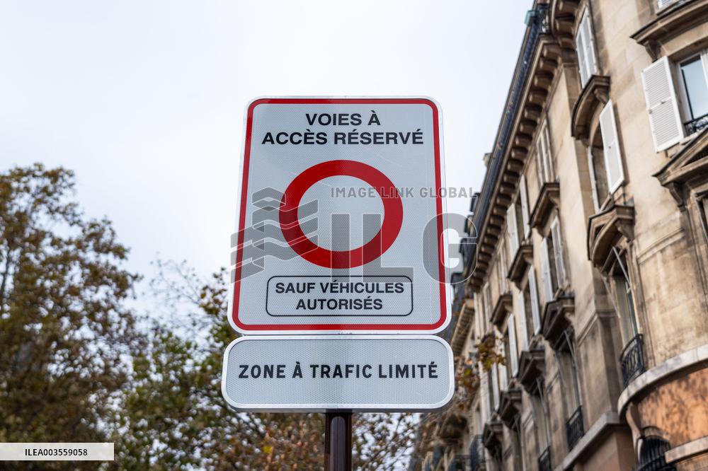 Limited Traffic Zone sign - Paris