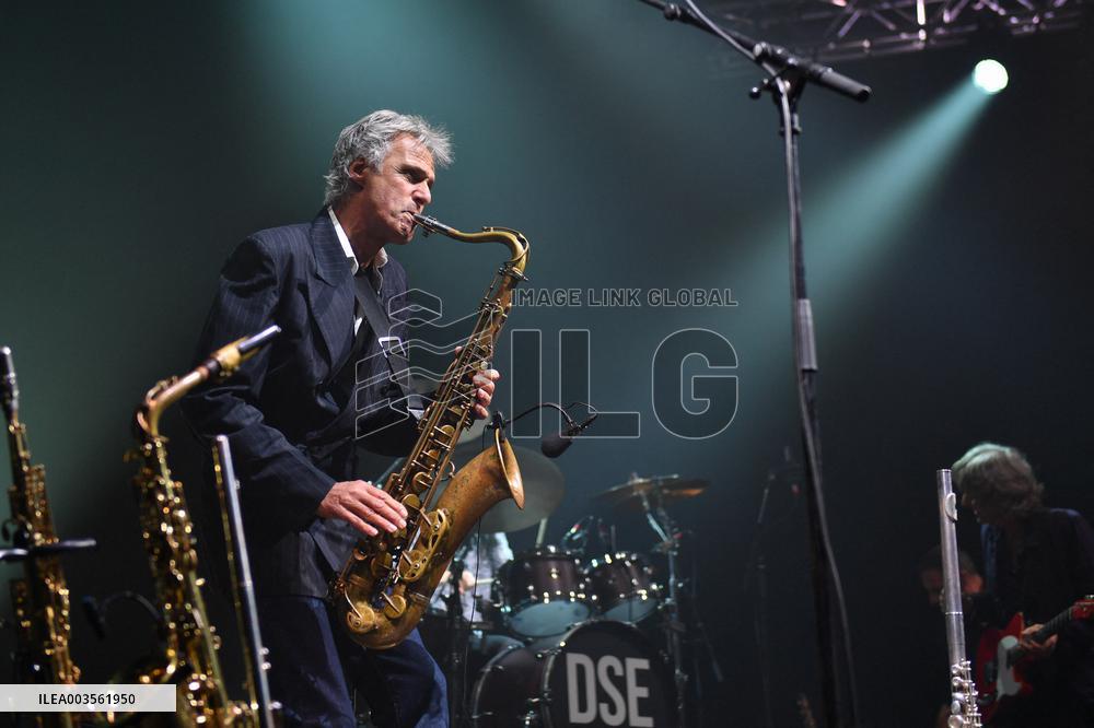 Dire Straits Experience In Concert At The Zenith - Paris