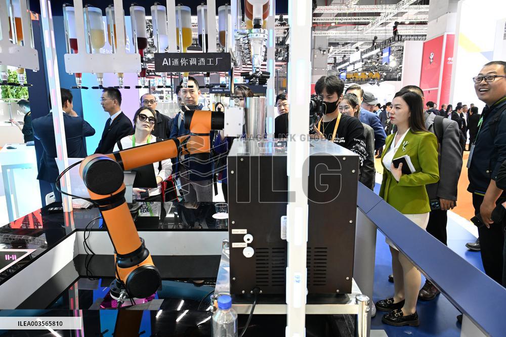 Siemens Robot at 7CIIE in Shanghai