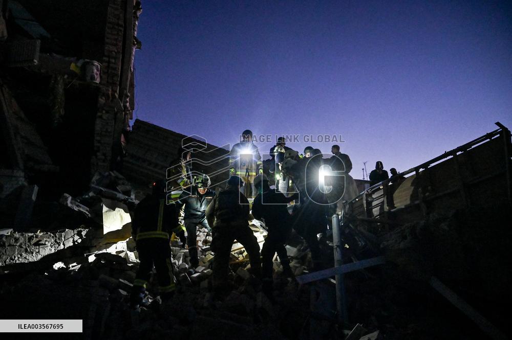 Russian guided bomb hits Zaporizhzhia apartment block