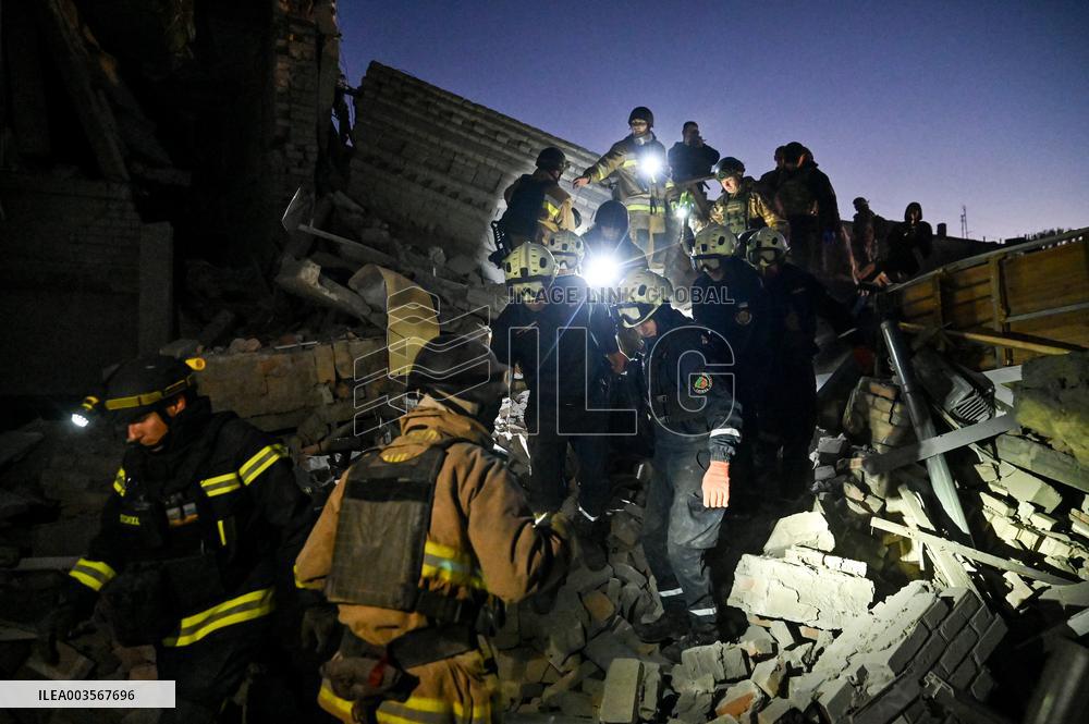Russian guided bomb hits Zaporizhzhia apartment block
