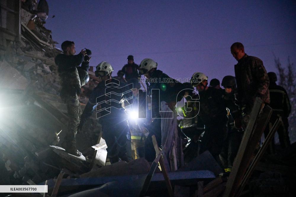 Russian guided bomb hits Zaporizhzhia apartment block