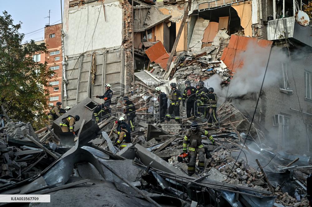 Russian guided bomb hits Zaporizhzhia apartment block