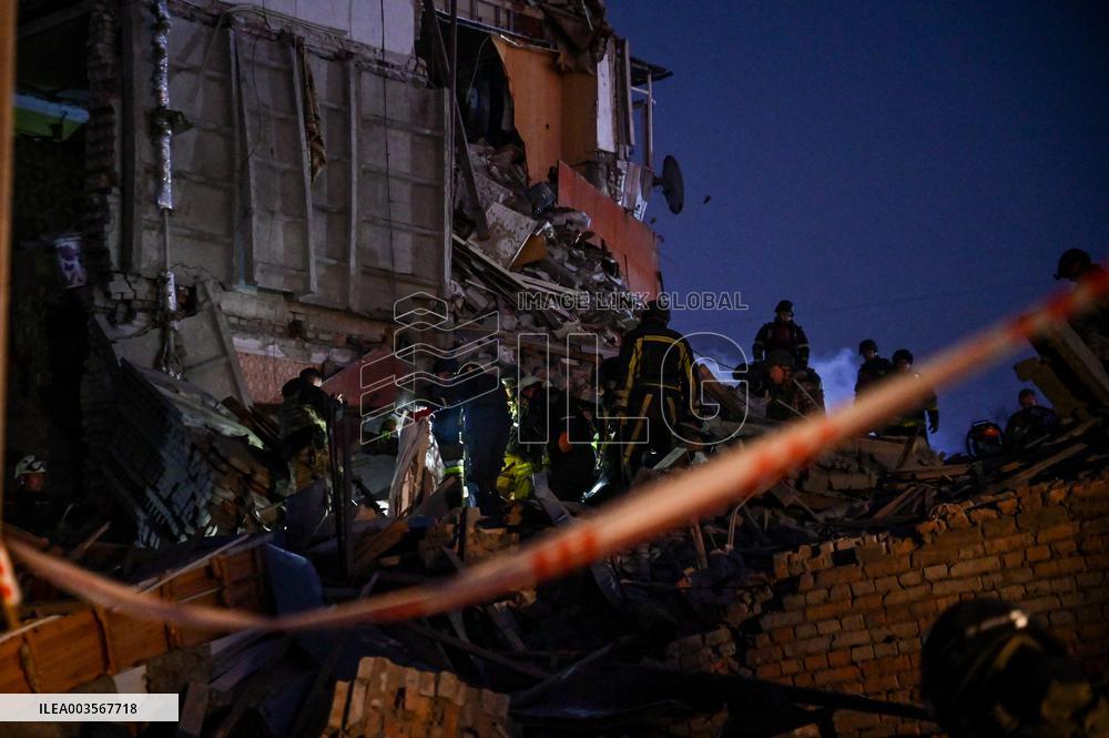 Russian guided bomb hits Zaporizhzhia apartment block