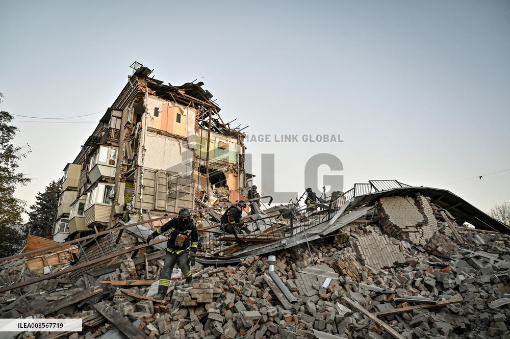 Russian guided bomb hits Zaporizhzhia apartment block