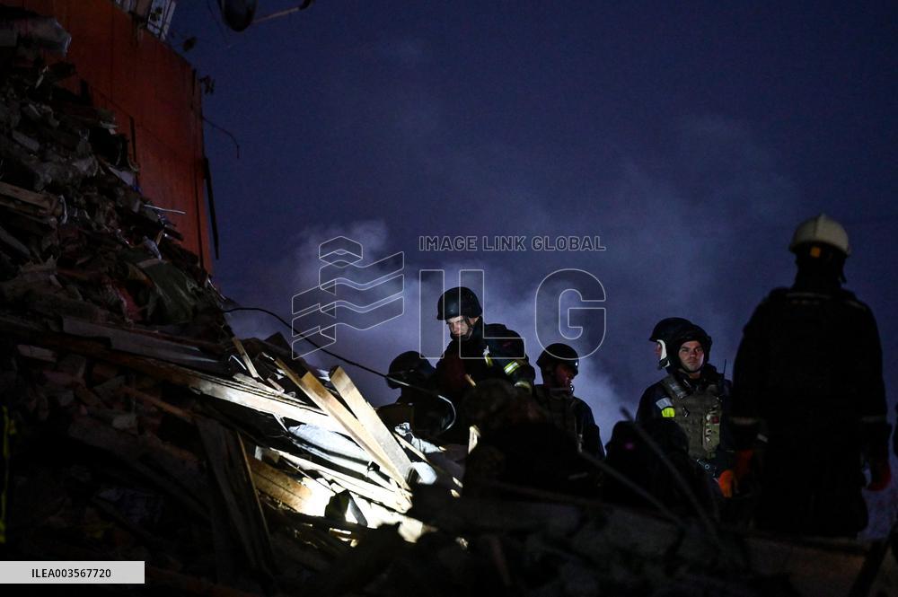 Russian guided bomb hits Zaporizhzhia apartment block