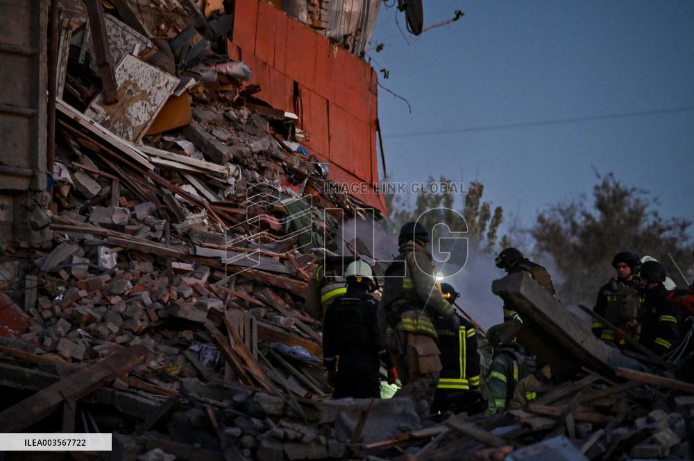 Russian guided bomb hits Zaporizhzhia apartment block