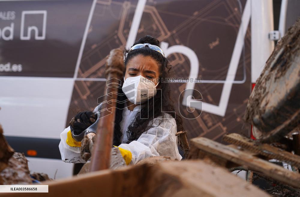 Floods Cleanup Efforts Continue - Spain