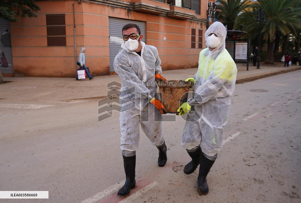Floods Cleanup Efforts Continue - Spain