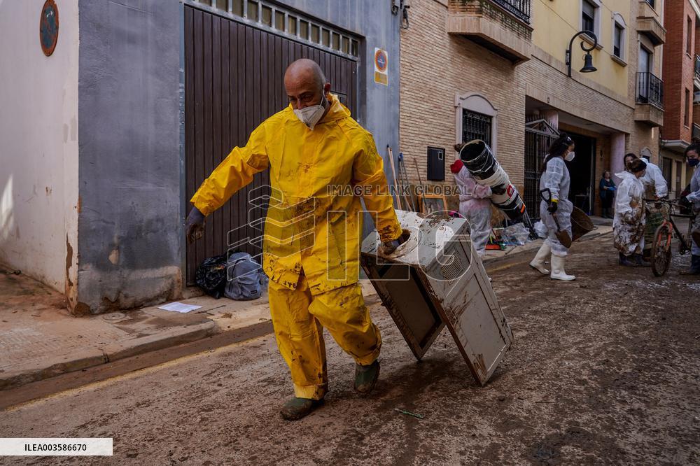Floods Cleanup Efforts Continue - Spain