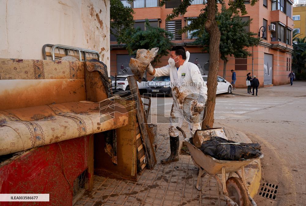 Floods Cleanup Efforts Continue - Spain