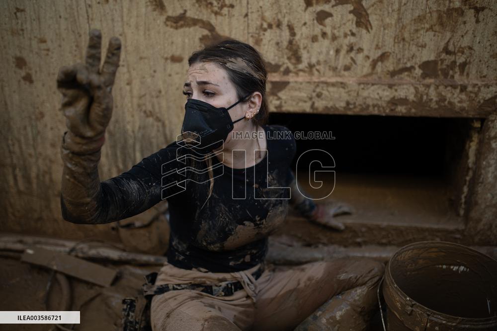 Floods Cleanup Efforts Continue - Spain