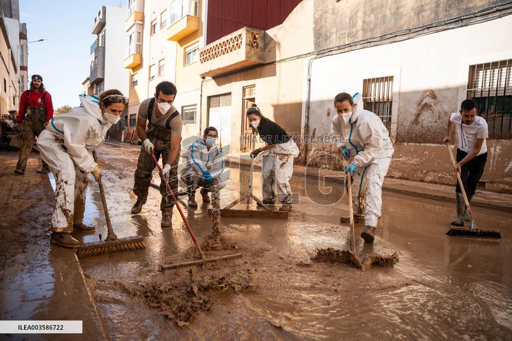 Floods Cleanup Efforts Continue - Spain