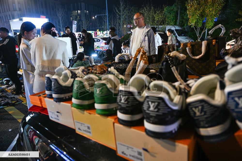 Night Markets Promote Consumption in Nanjing