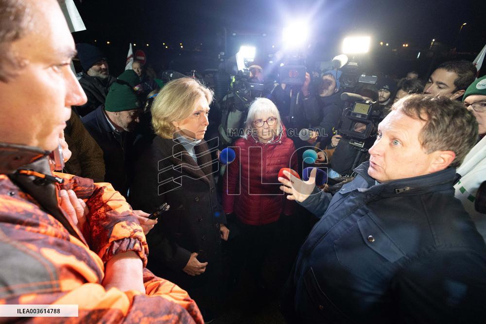 Valerie Pecresse meets with Farmers protesting on the RN118 - Velizy-Villacoublay