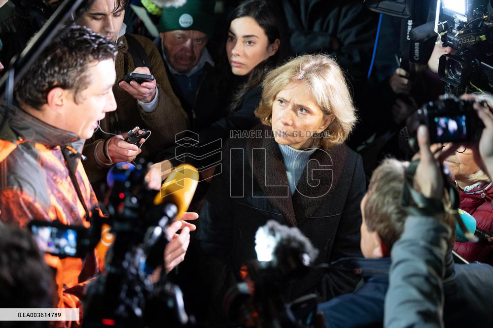 Valerie Pecresse meets with Farmers protesting on the RN118 - Velizy-Villacoublay