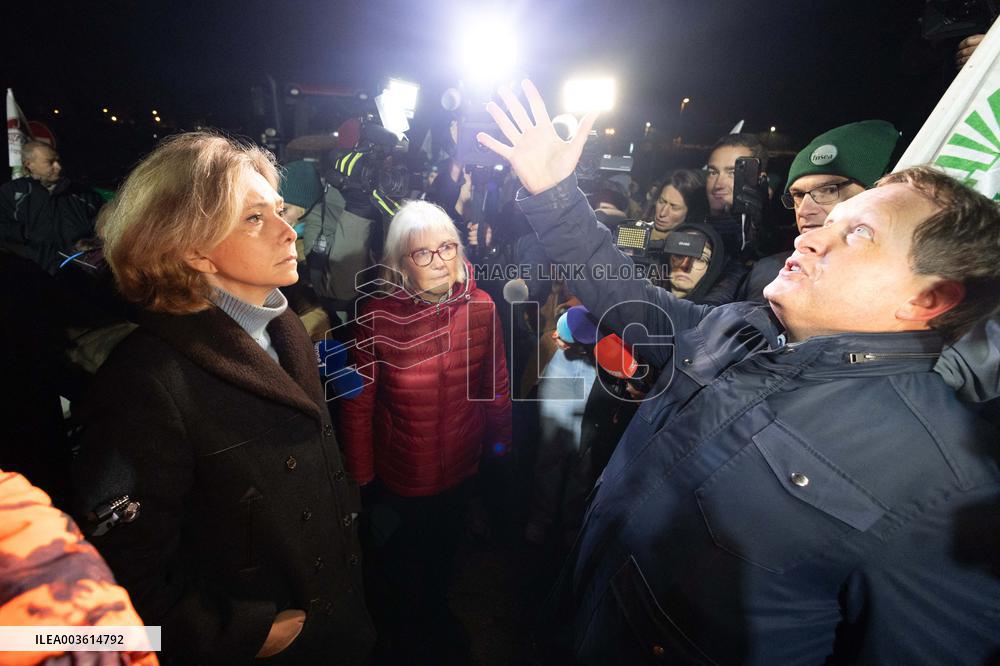 Valerie Pecresse meets with Farmers protesting on the RN118 - Velizy-Villacoublay