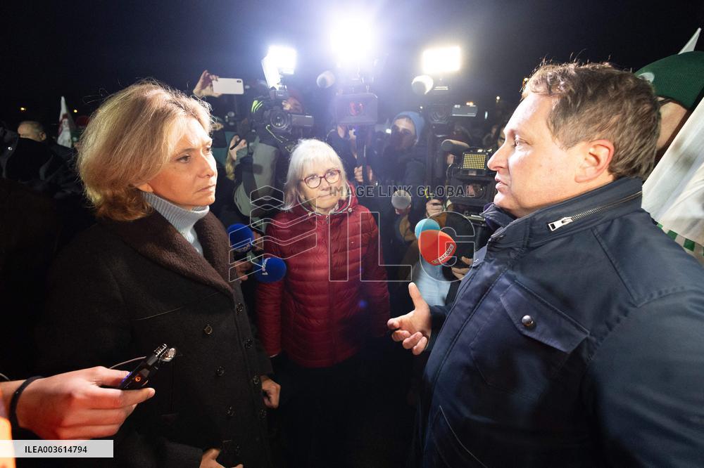 Valerie Pecresse meets with Farmers protesting on the RN118 - Velizy-Villacoublay