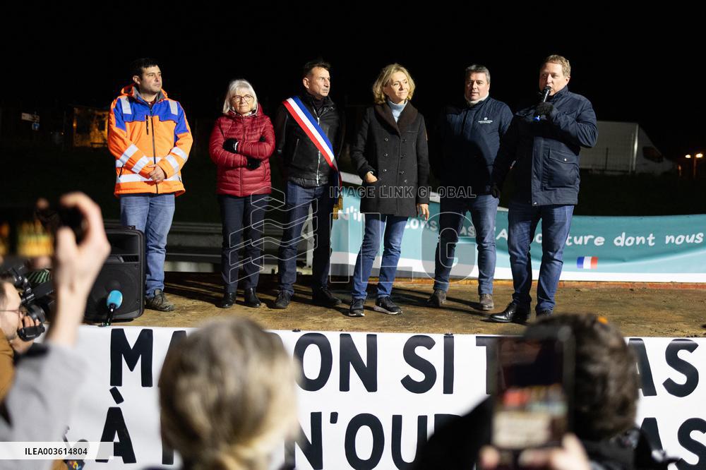 Valerie Pecresse meets with Farmers protesting on the RN118 - Velizy-Villacoublay