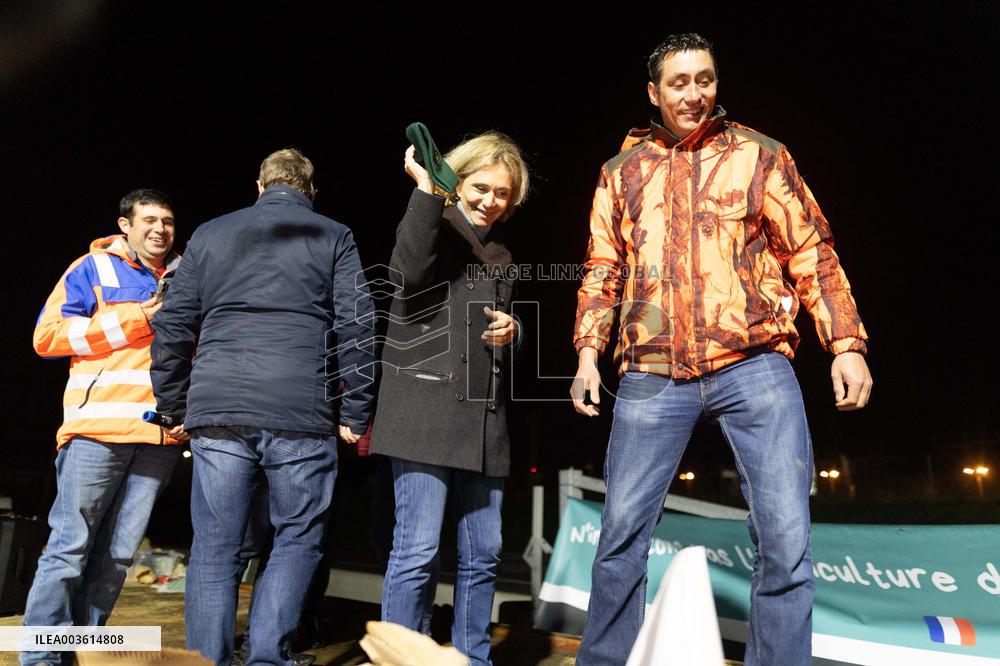 Valerie Pecresse meets with Farmers protesting on the RN118 - Velizy-Villacoublay