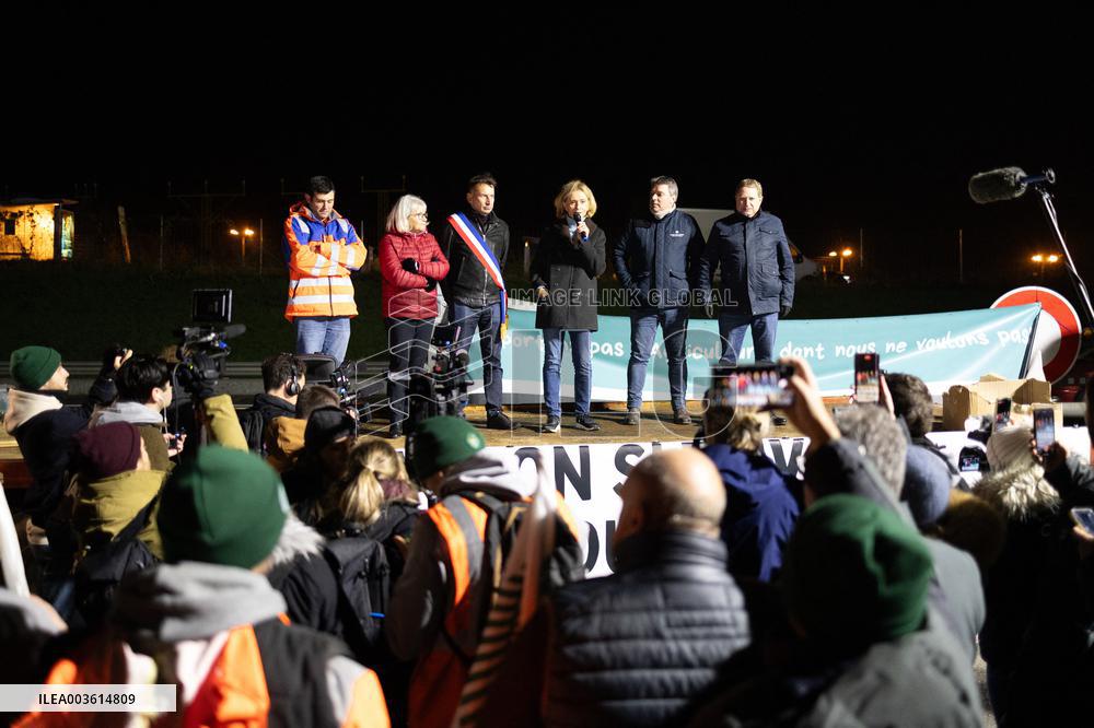 Valerie Pecresse meets with Farmers protesting on the RN118 - Velizy-Villacoublay