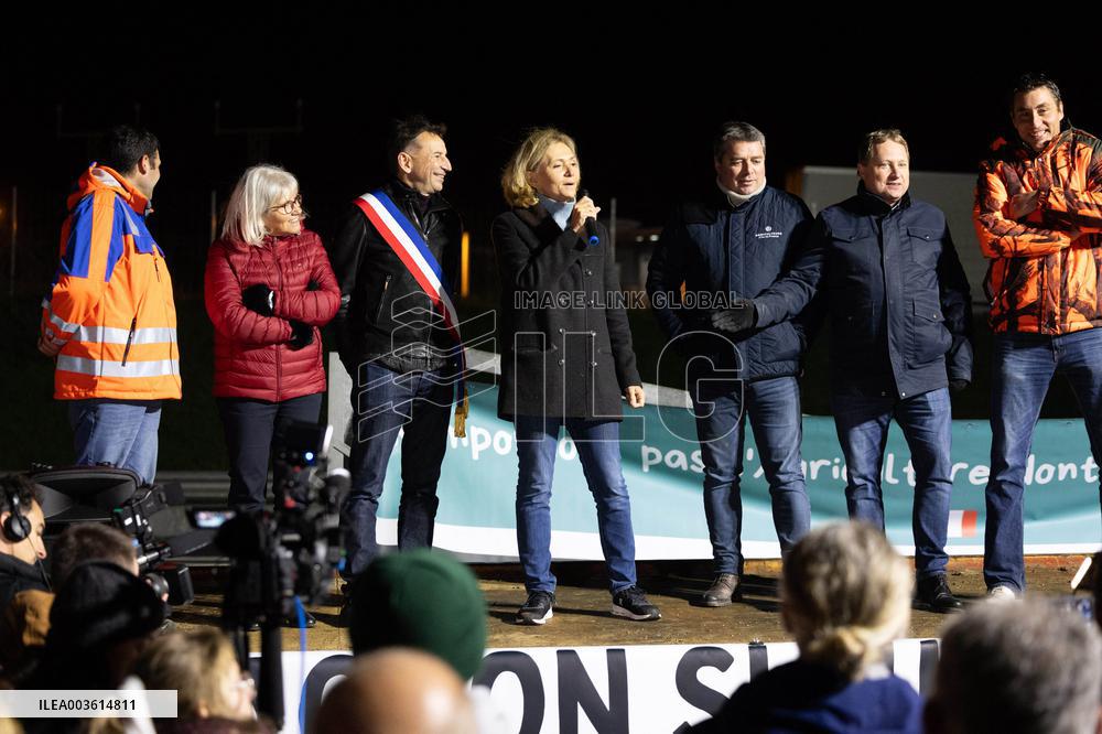 Valerie Pecresse meets with Farmers protesting on the RN118 - Velizy-Villacoublay