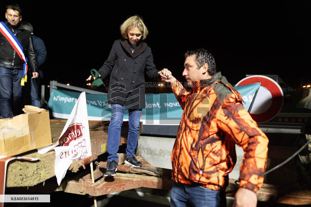 Valerie Pecresse meets with Farmers protesting on the RN118 - Velizy-Villacoublay