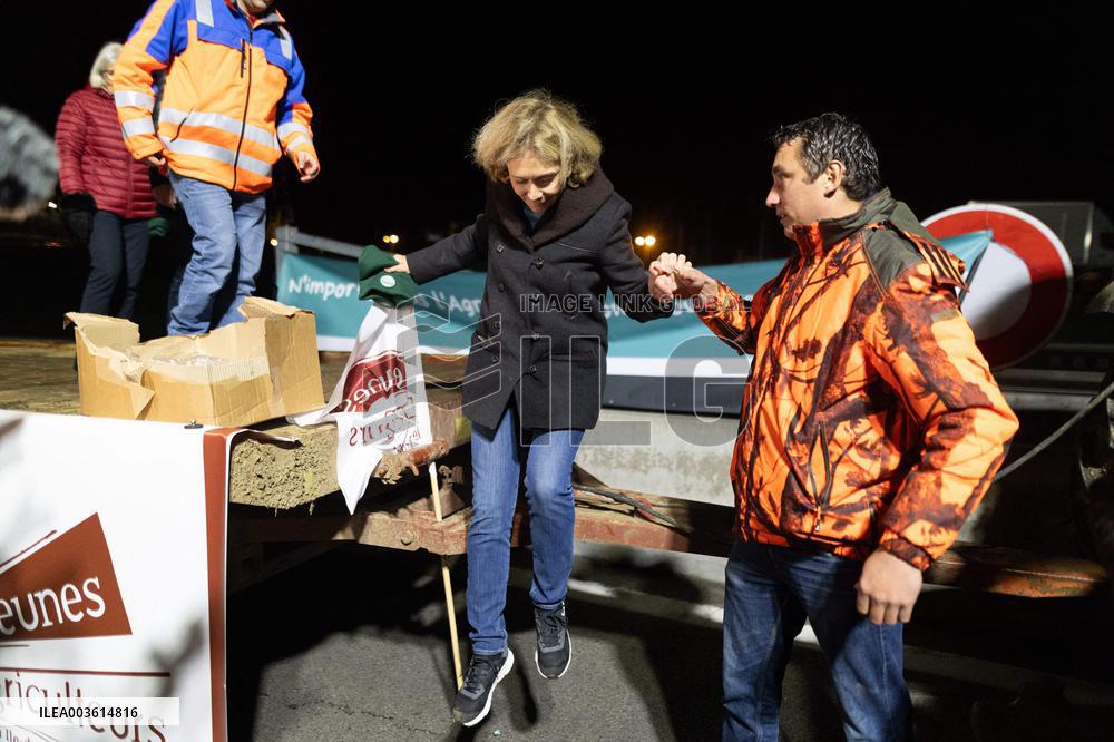 Valerie Pecresse meets with Farmers protesting on the RN118 - Velizy-Villacoublay