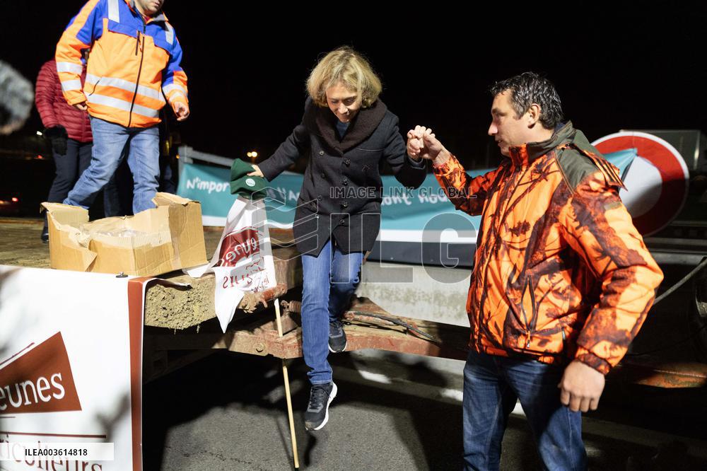 Valerie Pecresse meets with Farmers protesting on the RN118 - Velizy-Villacoublay