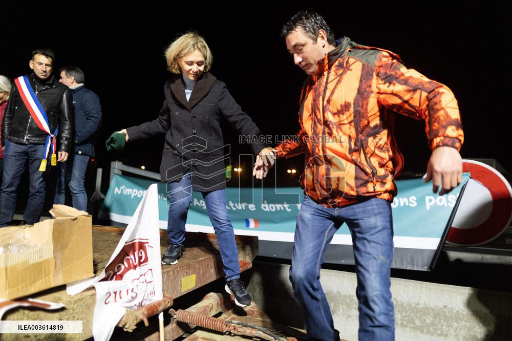 Valerie Pecresse meets with Farmers protesting on the RN118 - Velizy-Villacoublay