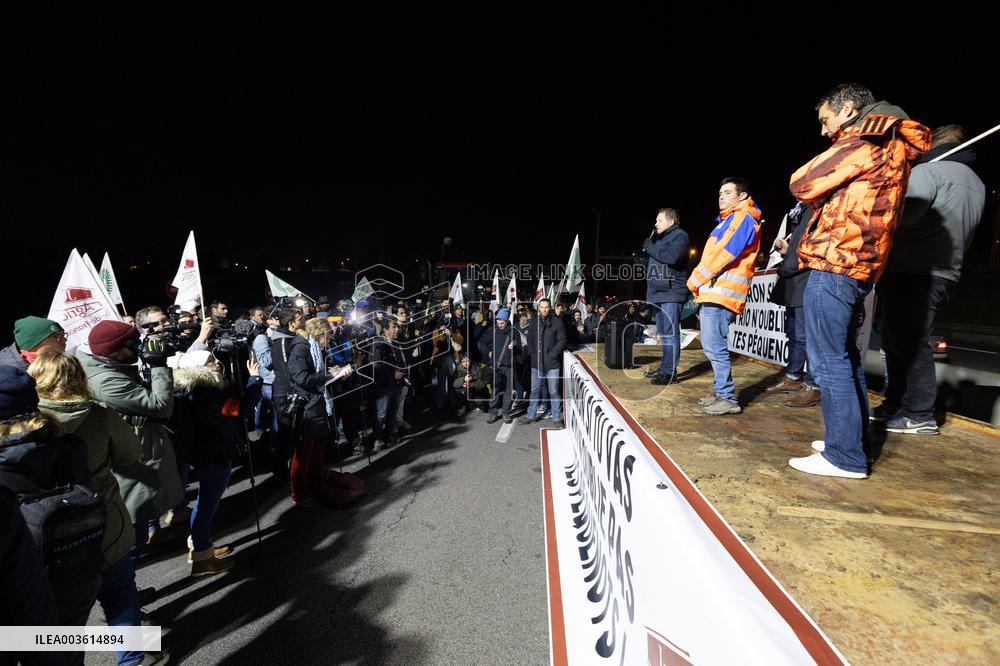Farmers protest against EU-Mercosur agreement on the RN118 - Velizy-Villacoublay