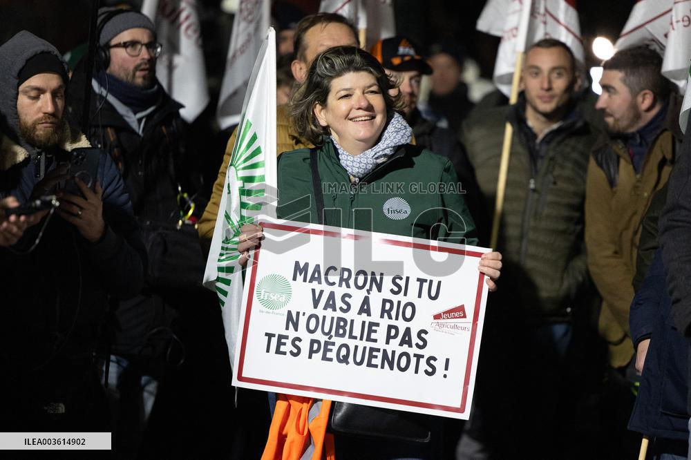 Farmers protest against EU-Mercosur agreement on the RN118 - Velizy-Villacoublay