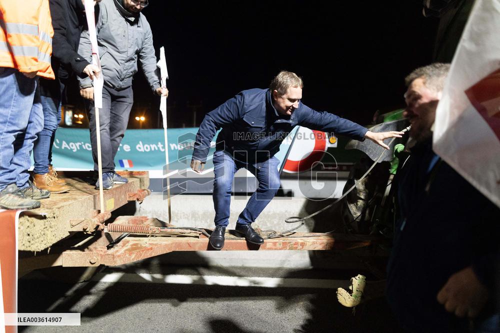 Farmers protest against EU-Mercosur agreement on the RN118 - Velizy-Villacoublay