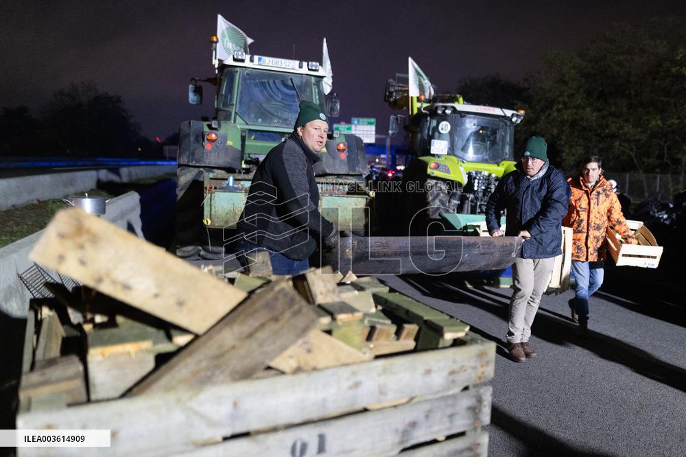 Farmers protest against EU-Mercosur agreement on the RN118 - Velizy-Villacoublay