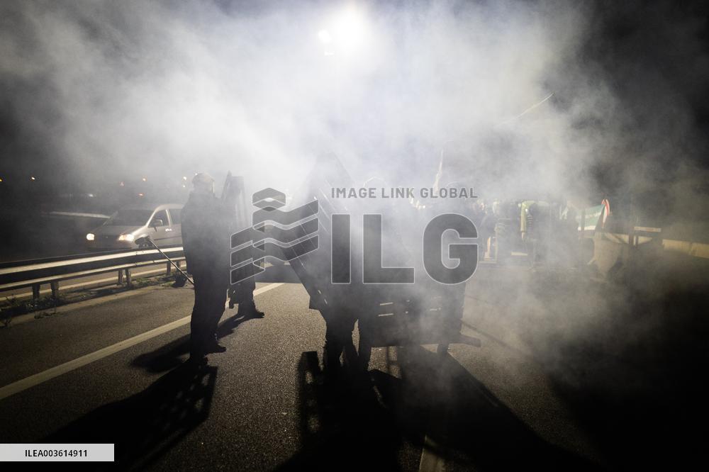 Farmers protest against EU-Mercosur agreement on the RN118 - Velizy-Villacoublay