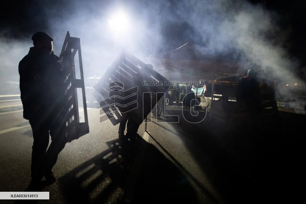 Farmers protest against EU-Mercosur agreement on the RN118 - Velizy-Villacoublay
