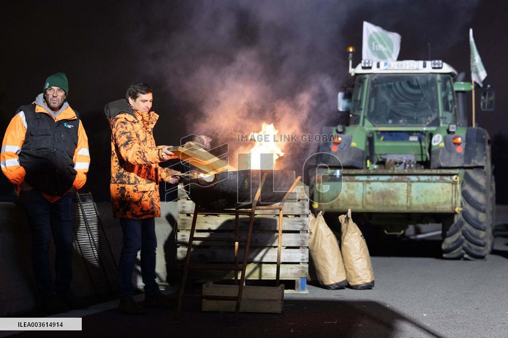 Farmers protest against EU-Mercosur agreement on the RN118 - Velizy-Villacoublay