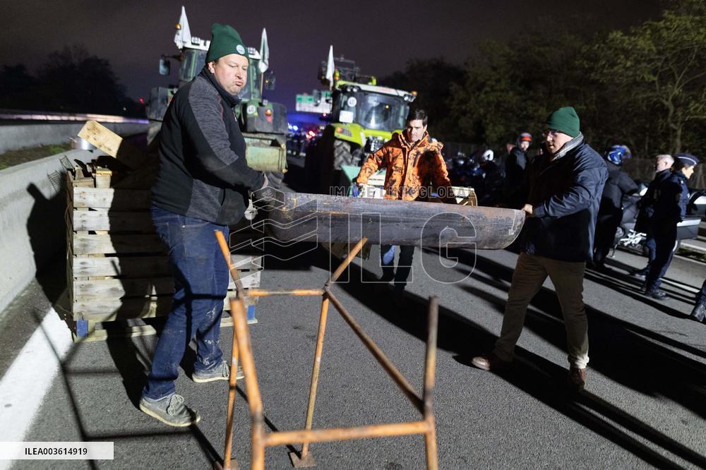 Farmers protest against EU-Mercosur agreement on the RN118 - Velizy-Villacoublay